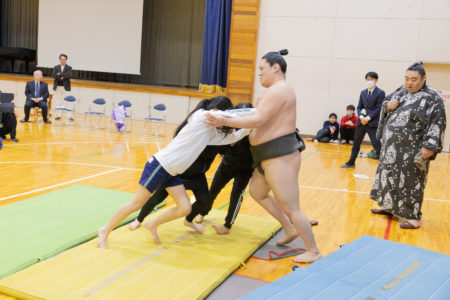 行司と力士による大相撲の特別授業が御殿場市立御殿場南小学校で行われました！！