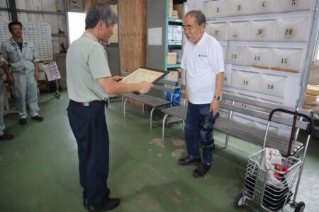 市内神山のスギハラ工業株式会社様に感謝状を贈呈<br>～アルミ製サッカーゴール等製造で御殿場市から全国へ～