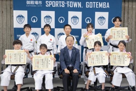 小・中学生全国空手道選手権大会で優秀な成績を収めた日本空手協会御殿場西支部が市長を表敬訪問！