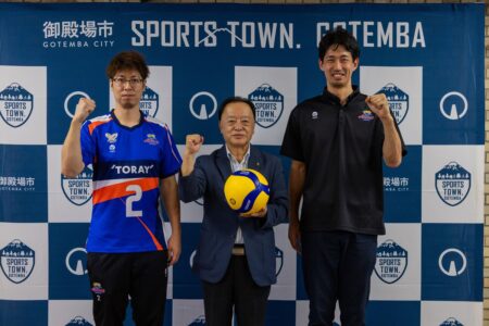 東レアローズ静岡の篠田シニアマネージャーと新選手が市長を表敬訪問しました🏐