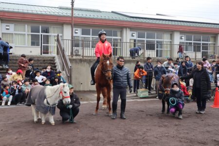 御殿場特別支援学校で吉越奏詞選手が馬術を披露！馬とのふれあい会も実施しました！