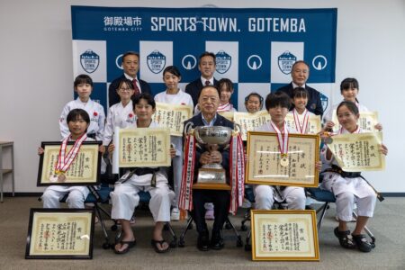 全国大会で優秀な成績を収めた御殿場市空手道連盟の加盟道場の皆様が市長を表敬訪問しました🥋