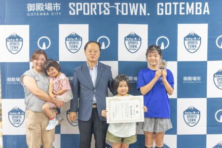 第７回わんぱく相撲女子全国大会へ出場が決定した御殿場市内の小学生が市長を表敬訪問しました