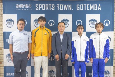 競泳の全国大会等に出場したイトマンスイミングスクール御殿場校の皆様が市長表敬訪問しました